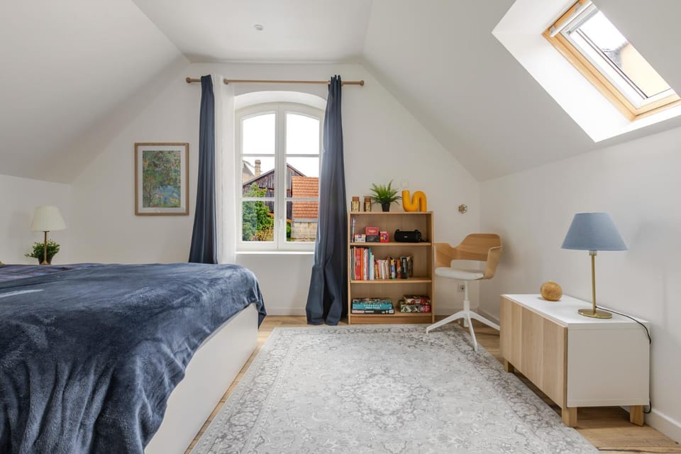 Bed, Library, Photo of the whole room, Bedroom