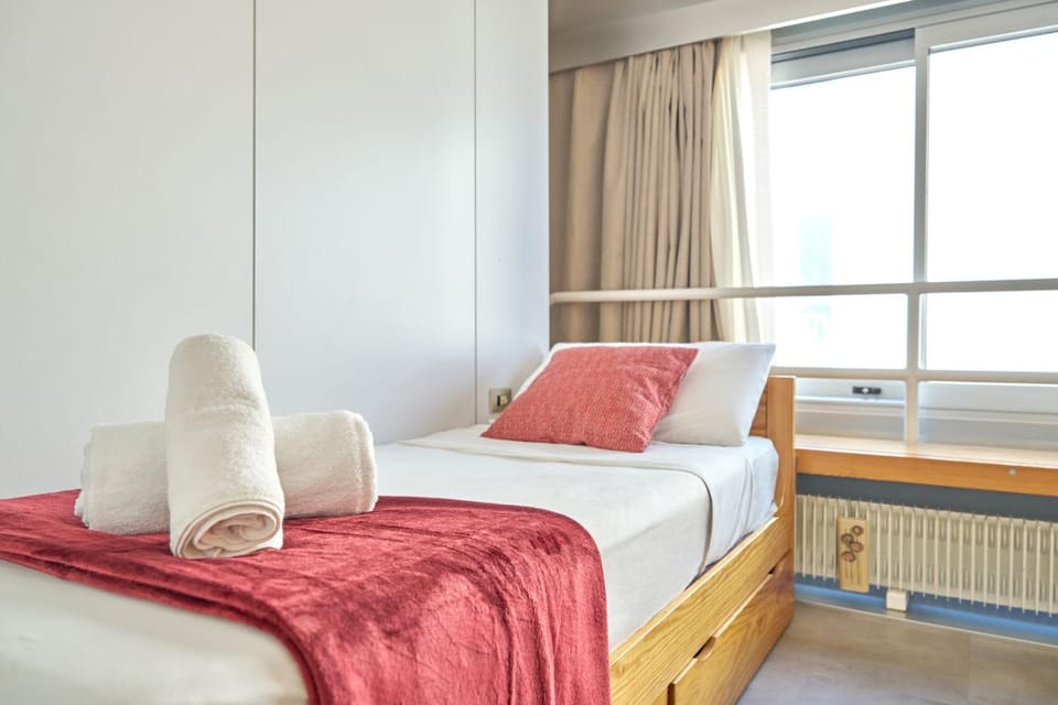 Bed, Photo of the whole room, Bedroom, towels