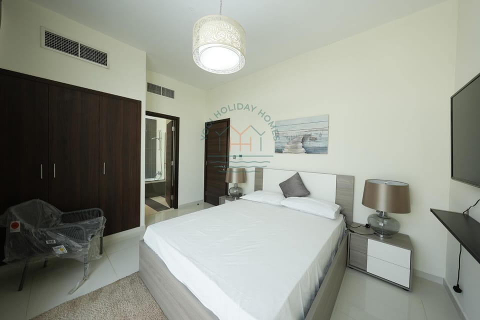 Photo of the whole room, Bedroom, wardrobe