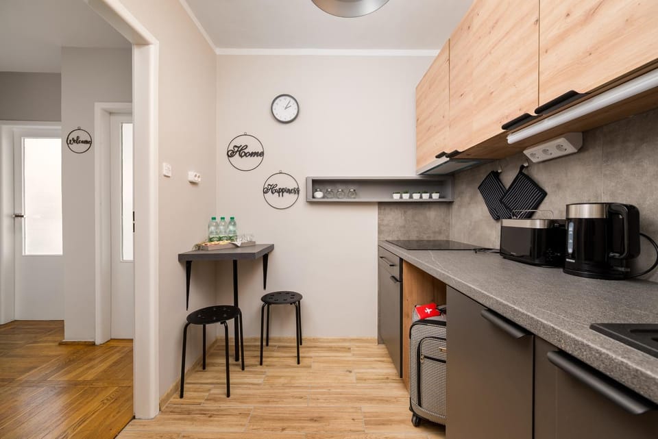 Coffee/tea facilities, Kitchen or kitchenette, Dining area, stove, toaster