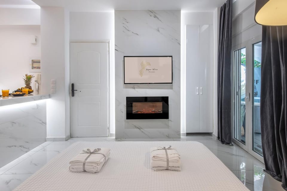 Bed, TV and multimedia, Photo of the whole room, Bedroom, fireplace, towels, wardrobe