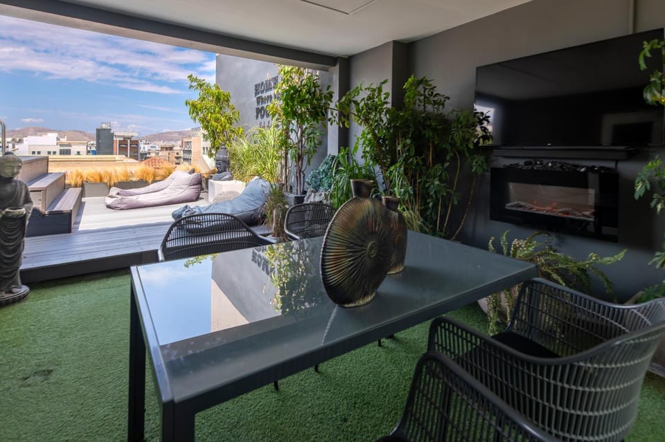 Communal lounge/ TV room, TV and multimedia, City view, Swimming pool
