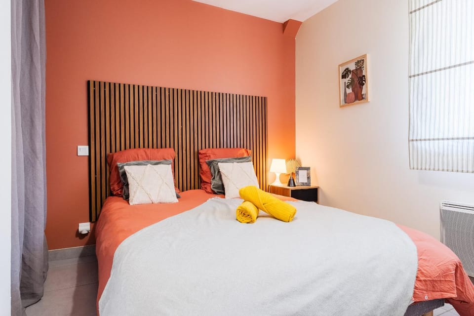 Bed, Photo of the whole room, Bedroom, towels