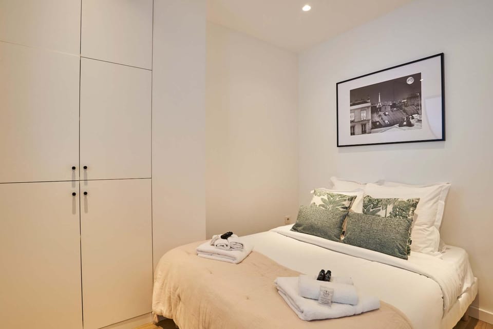 Bed, towels