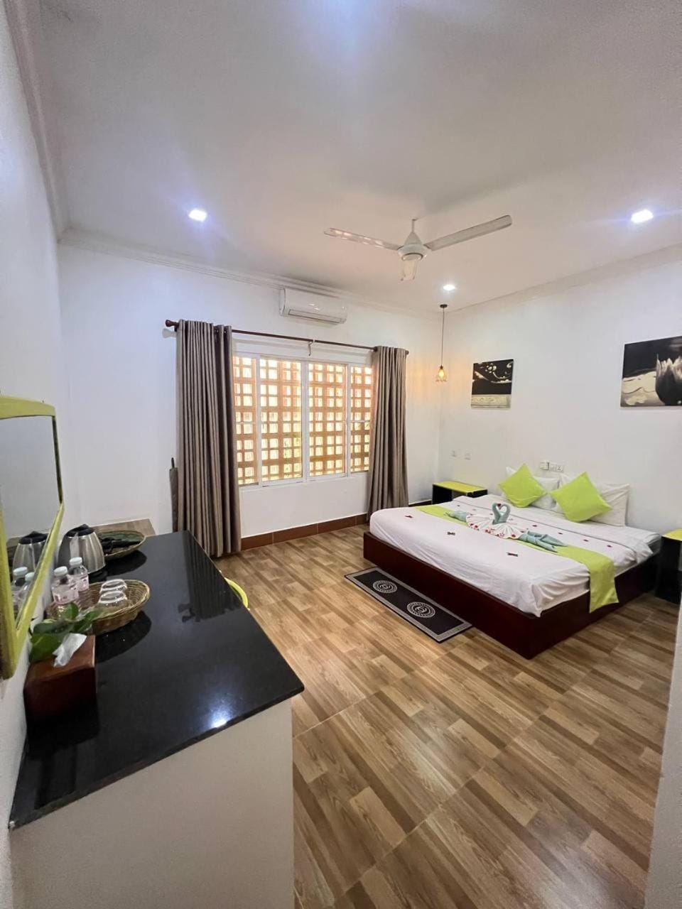 Bed, Bedroom, towels, air conditioner