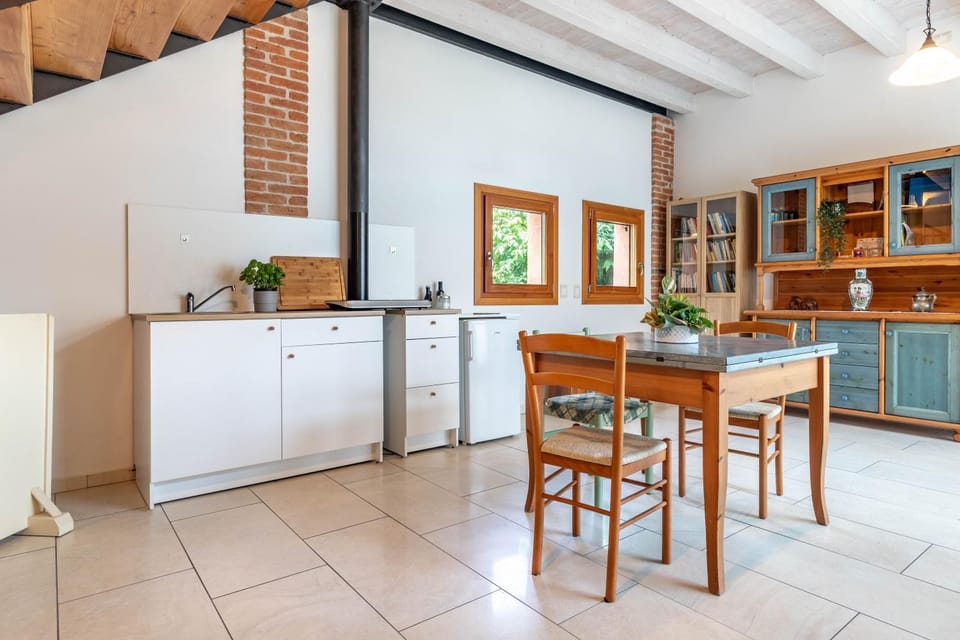 Kitchen or kitchenette, Dining area, stove