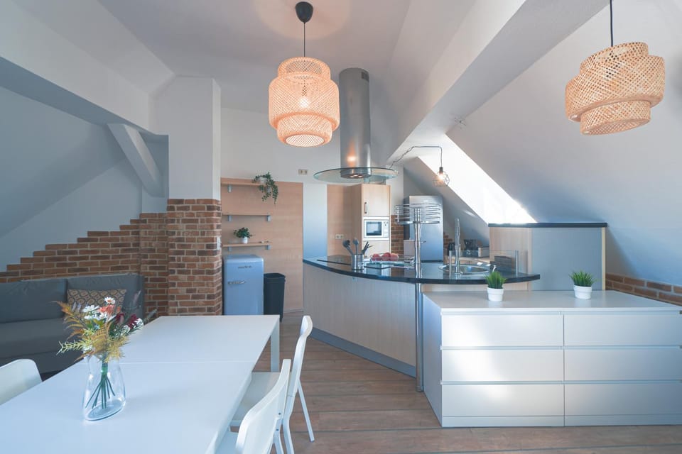 Kitchen or kitchenette, Living room, Seating area, Dining area, oven