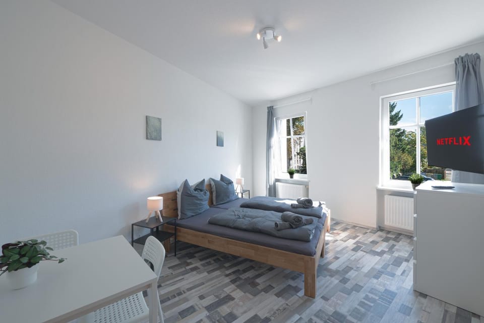 Bed, TV and multimedia, Seating area, Bedroom, wardrobe
