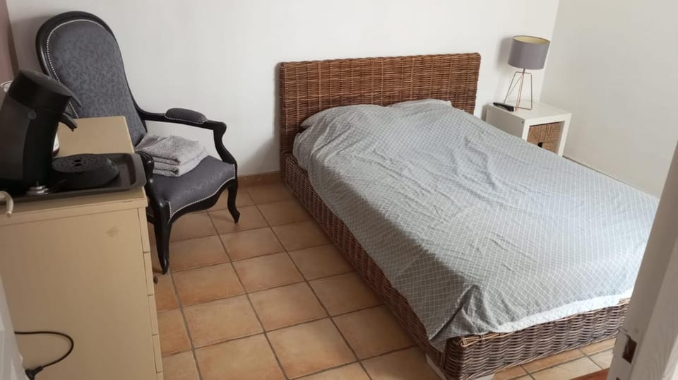 Étage prive avec Chambre, salle de bain, terrasse Vacation rental in Avignon