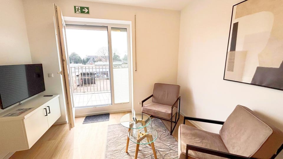 TV and multimedia, Living room, Seating area, Evening entertainment