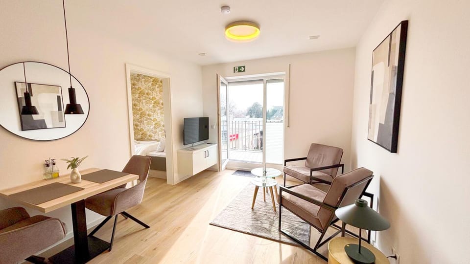 TV and multimedia, Kitchen or kitchenette, Living room, Seating area, Dining area