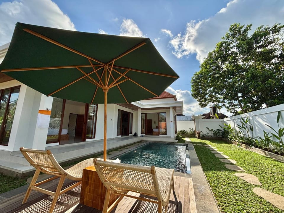 Property building, Patio, Spring, Day, Natural landscape, Garden, Garden view, Pool view, Swimming pool, sunbed