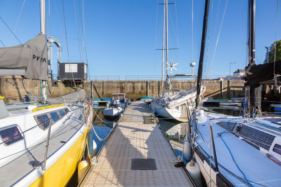 Voilier Pyman - Le Chant Des Voiles Docked boat in Douarnenez