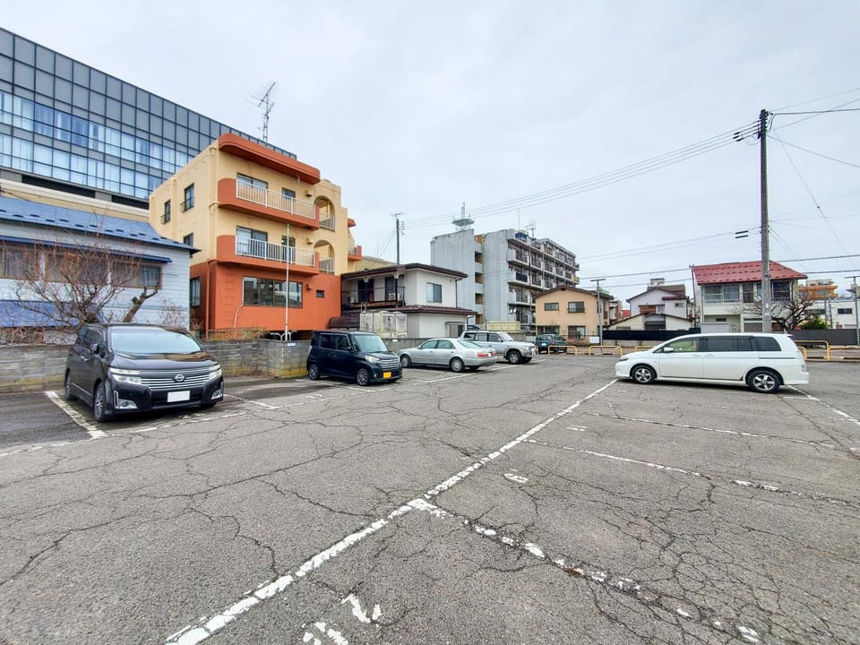Property building, Day, Neighbourhood, Parking