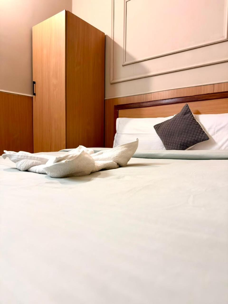 Bed, towels