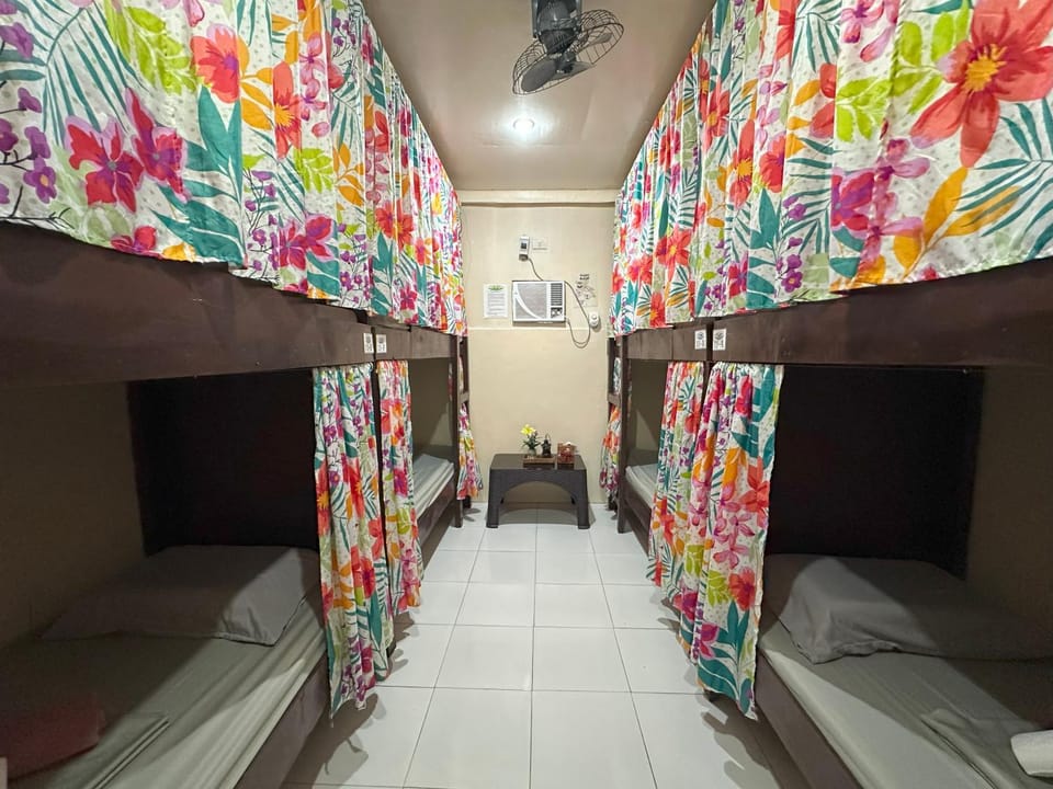 Bed, Photo of the whole room, Bedroom, bunk bed, air conditioner