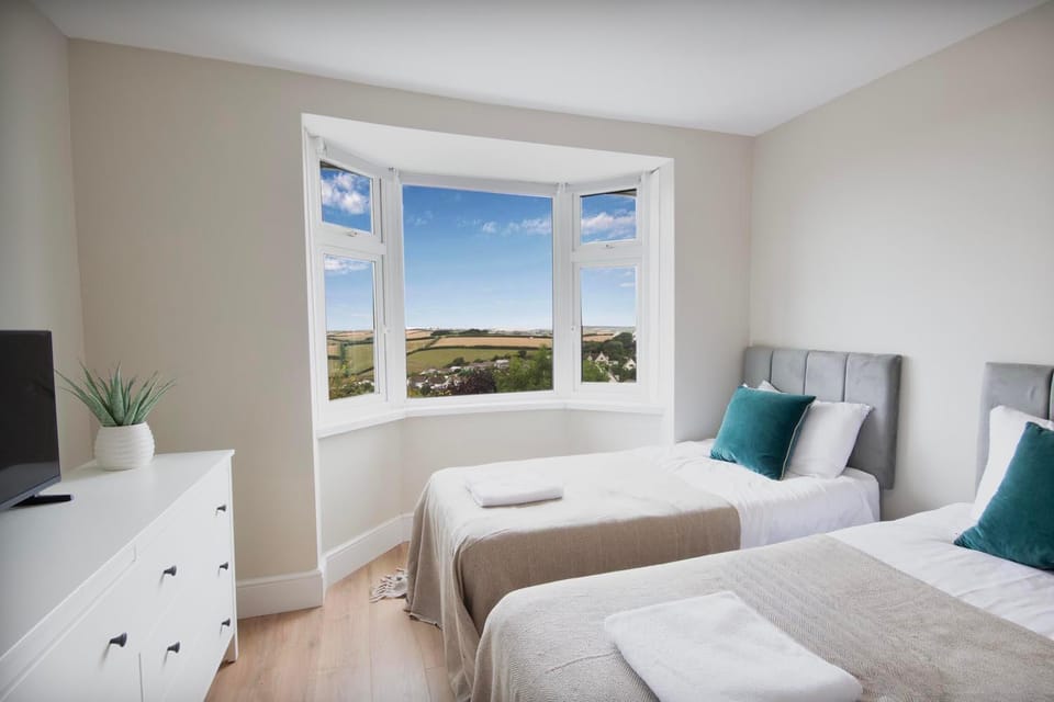 Bed, Natural landscape, Photo of the whole room, Bedroom