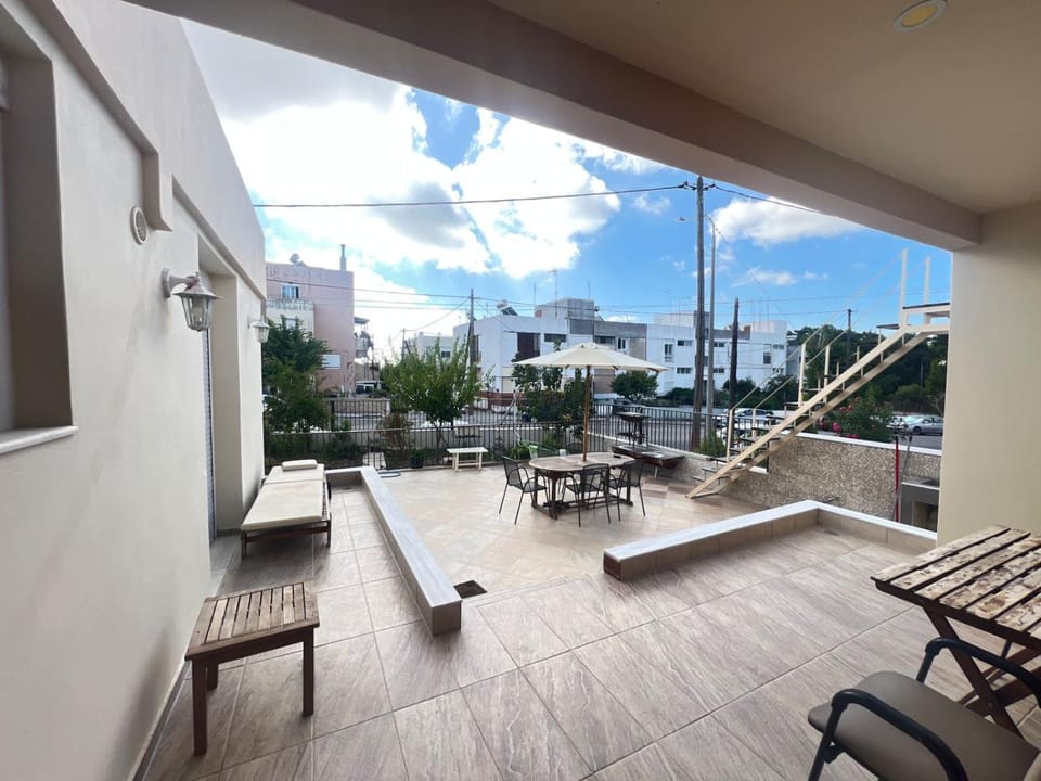 Property building, Patio, Balcony/Terrace