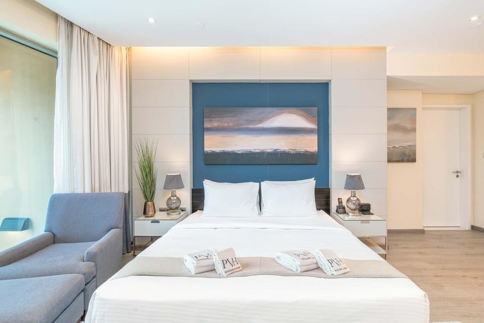 Bed, Photo of the whole room, Seating area, Bedroom
