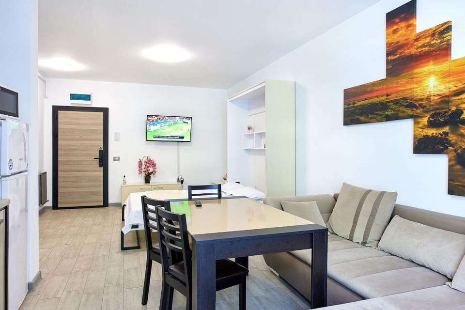TV and multimedia, Living room, Seating area, Dining area