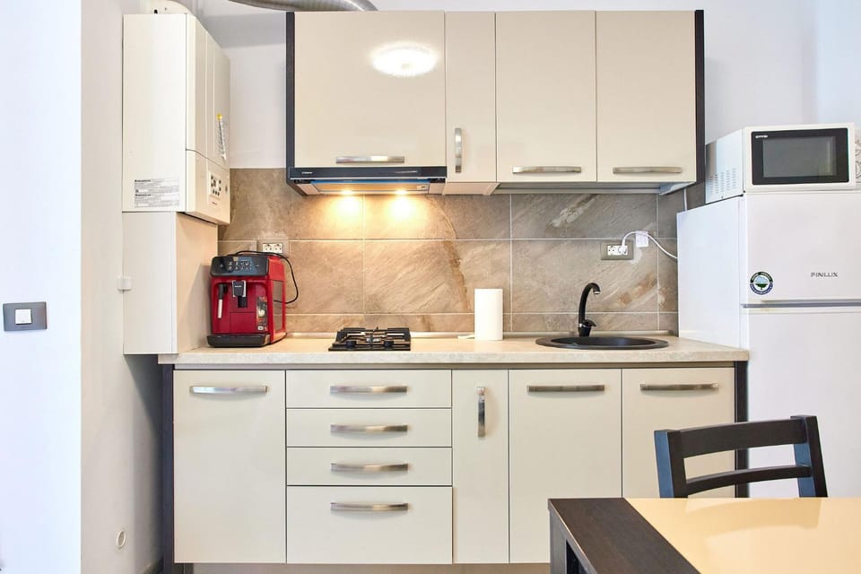 Kitchen or kitchenette, Dining area, microwave, stove