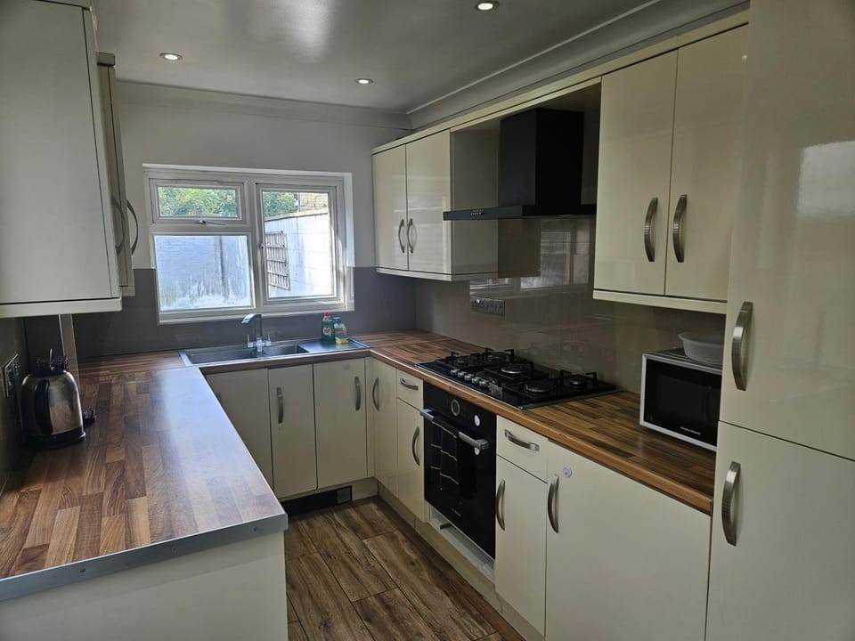 Bright 3BD House Near East Croydon Station House in Croydon
