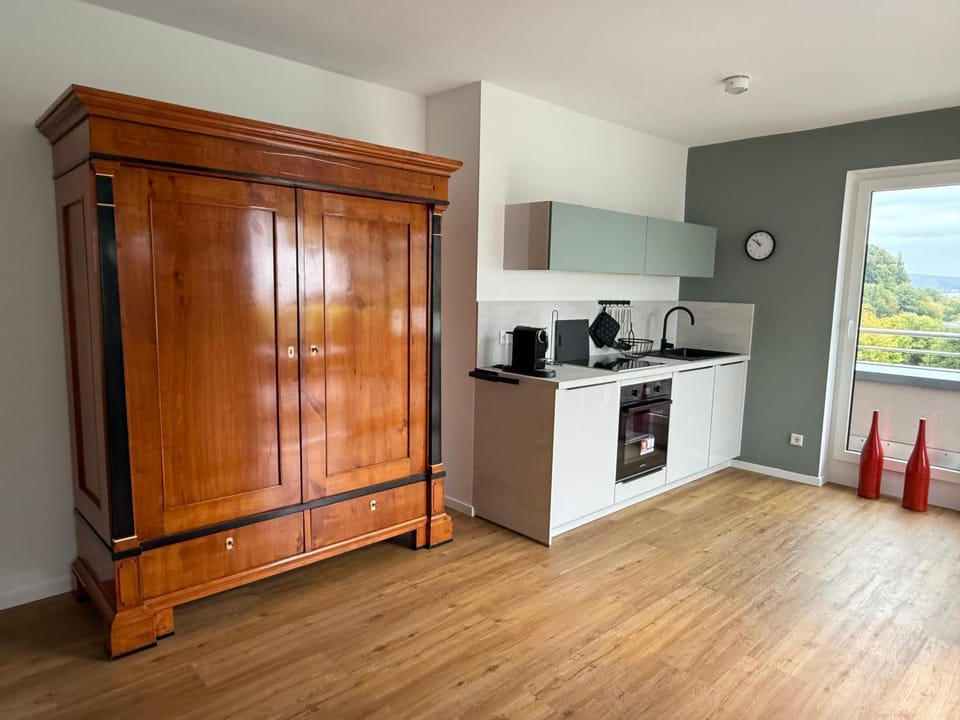 Coffee/tea facilities, Kitchen or kitchenette, oven, stove, toaster