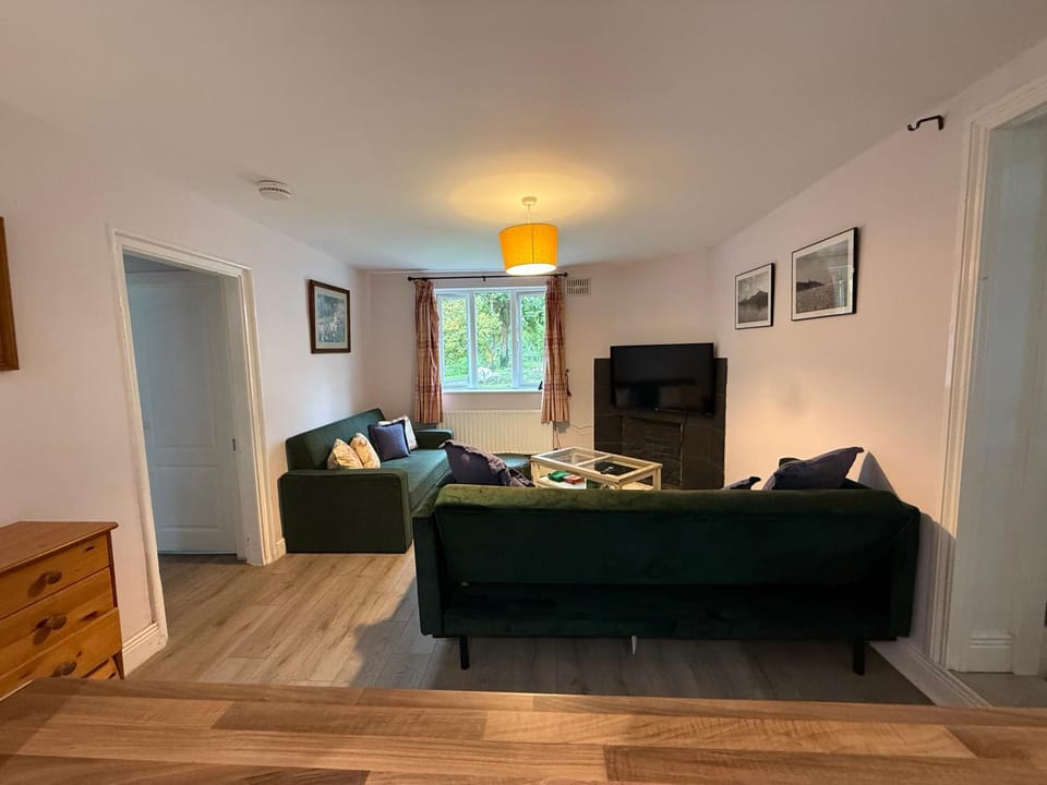 Communal lounge/ TV room, TV and multimedia, Living room, Seating area, Evening entertainment