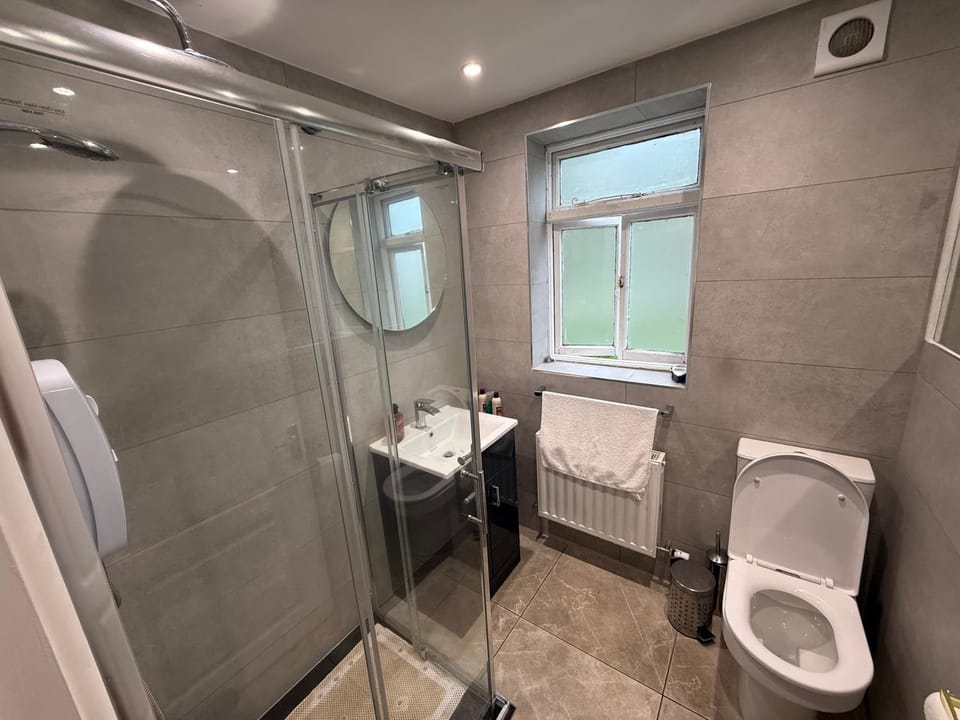 Shower, Toilet, Bathroom, towels