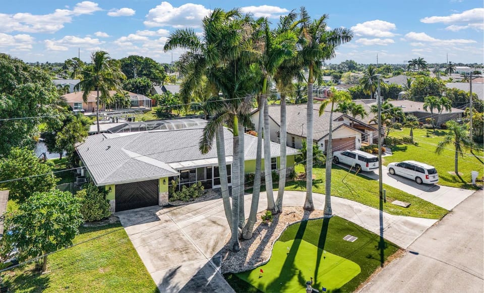 Property building, Day, Bird's eye view, Parking