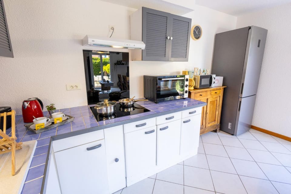 Coffee/tea facilities, Kitchen or kitchenette, dishwasher, oven, stove, toaster