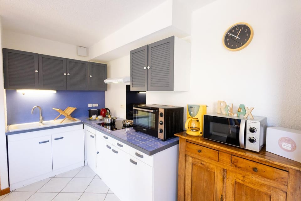 Coffee/tea facilities, Kitchen or kitchenette, oven, stove, toaster