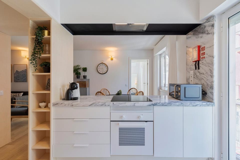 Coffee/tea facilities, Kitchen or kitchenette, microwave, oven, stove