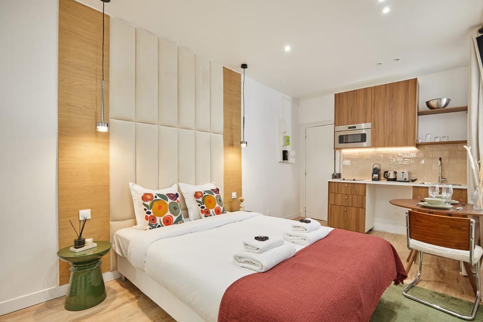 Bed, towels