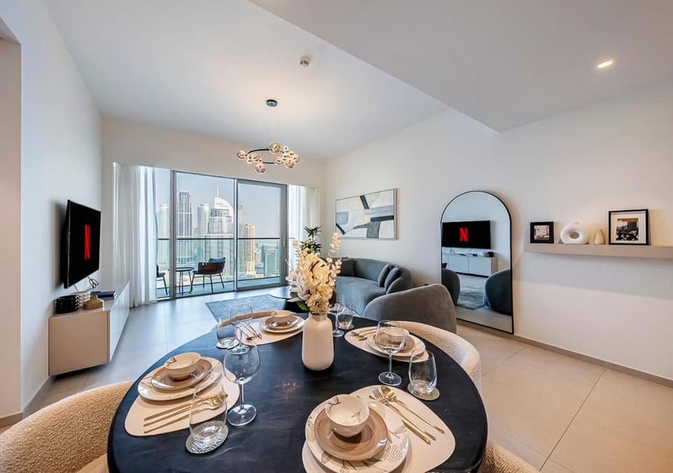 TV and multimedia, Living room, Seating area, Dining area, Evening entertainment