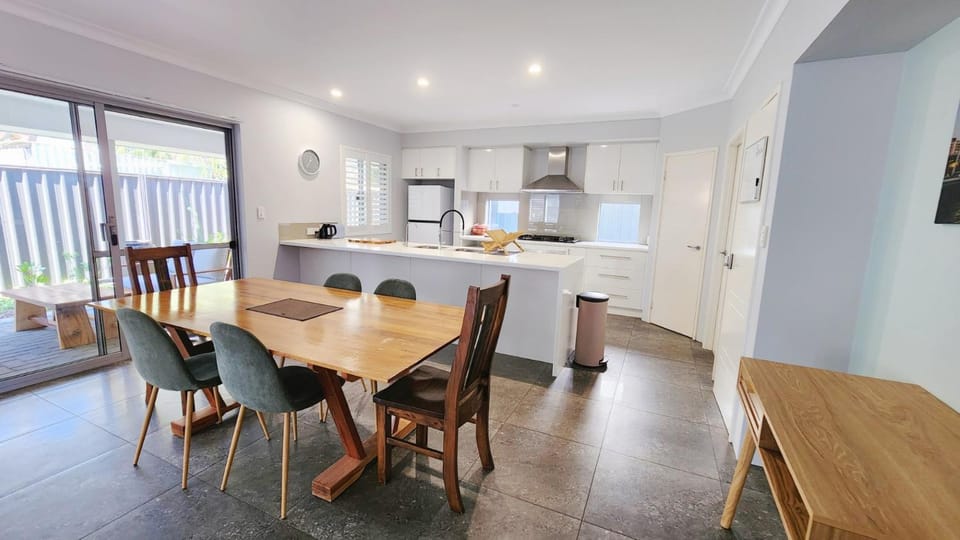 Property building, Kitchen or kitchenette, Dining area, kitchen, kitchen