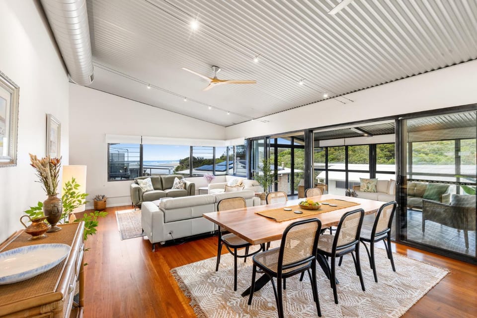 View (from property/room), Dining area, Sea view