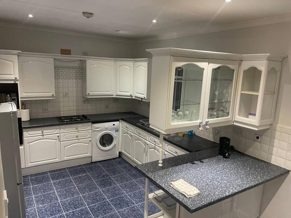Kitchen or kitchenette, stove, washing machine