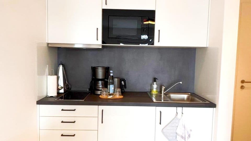 Coffee/tea facilities, Kitchen or kitchenette, stove