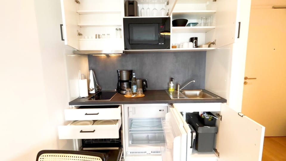 Coffee/tea facilities, Kitchen or kitchenette, stove, toaster