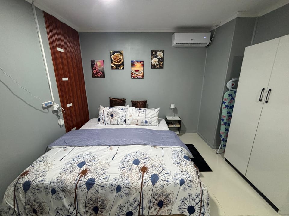 Bed, Bedroom, wardrobe, air conditioner