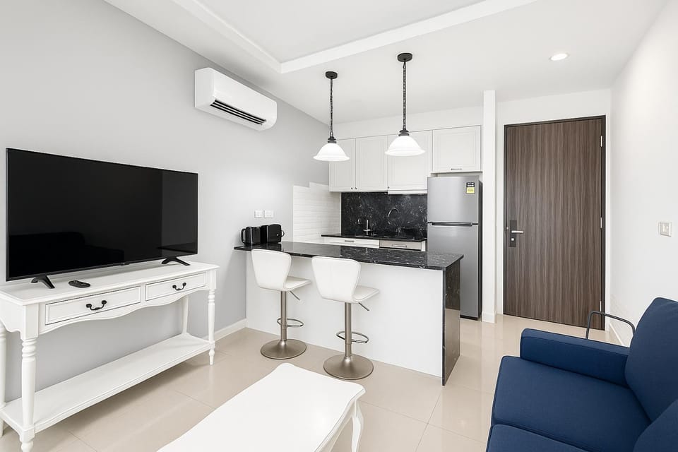 TV and multimedia, Kitchen or kitchenette, Living room, Seating area, Dining area, air conditioner