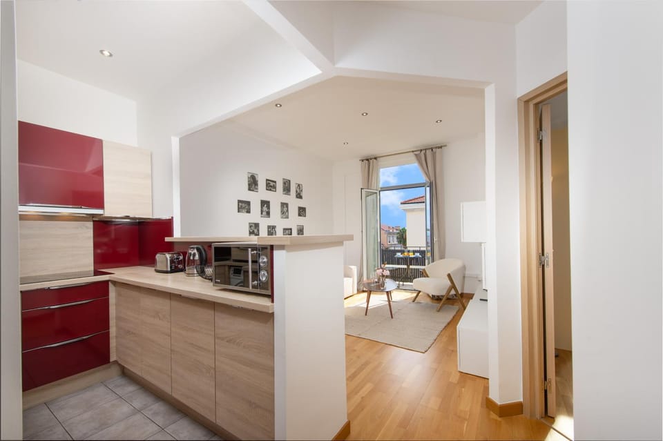 Coffee/tea facilities, Kitchen or kitchenette, Dining area, dishwasher, oven, stove, toaster