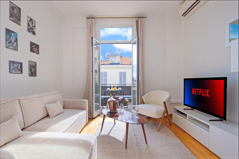 TV and multimedia, Living room, Seating area, air conditioner