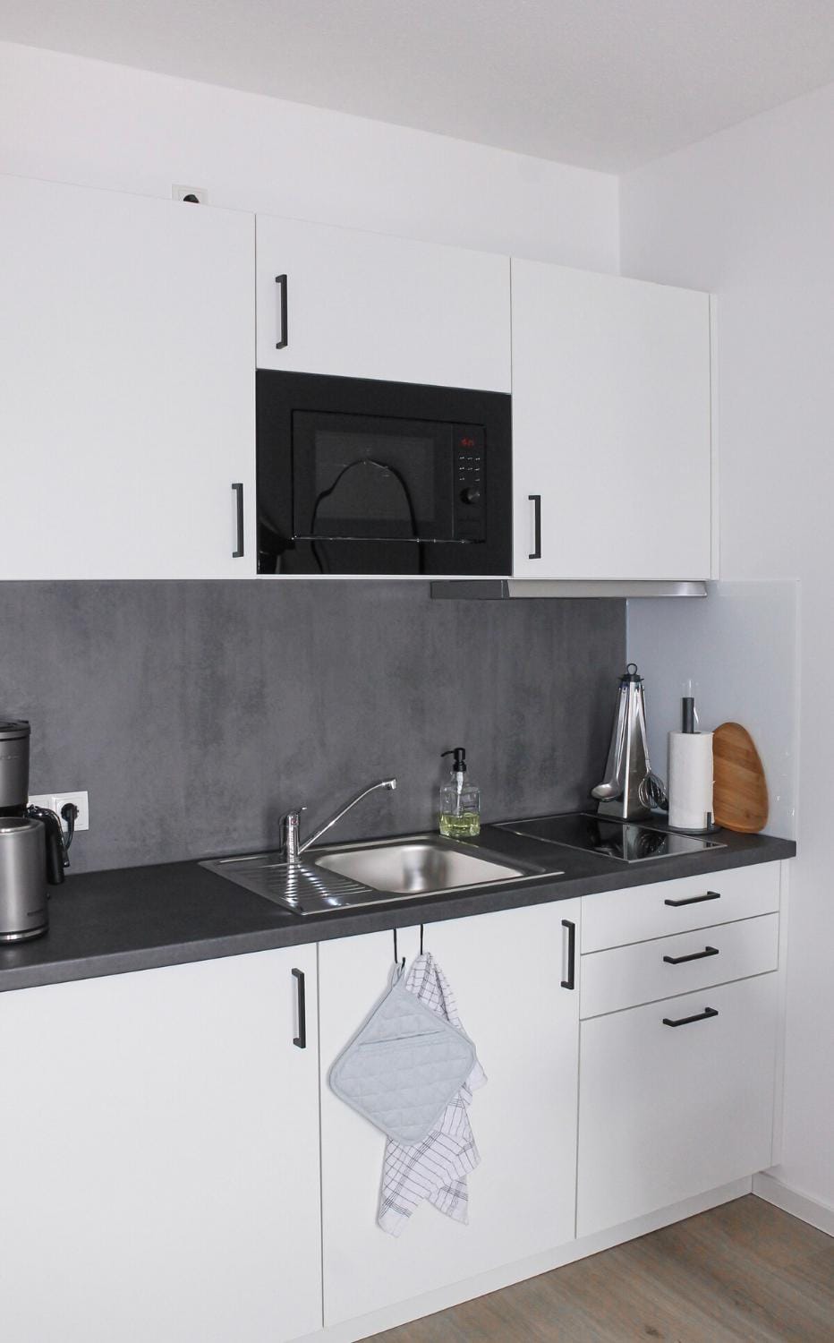 Coffee/tea facilities, Kitchen or kitchenette, stove