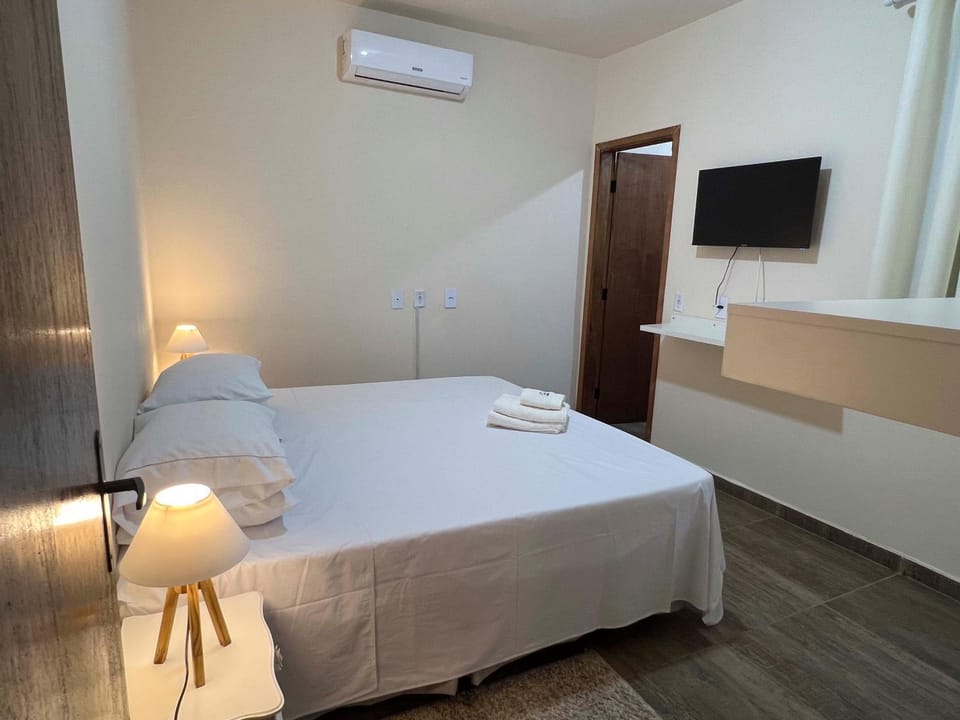 Bed, TV and multimedia, Photo of the whole room, Bedroom, air conditioner