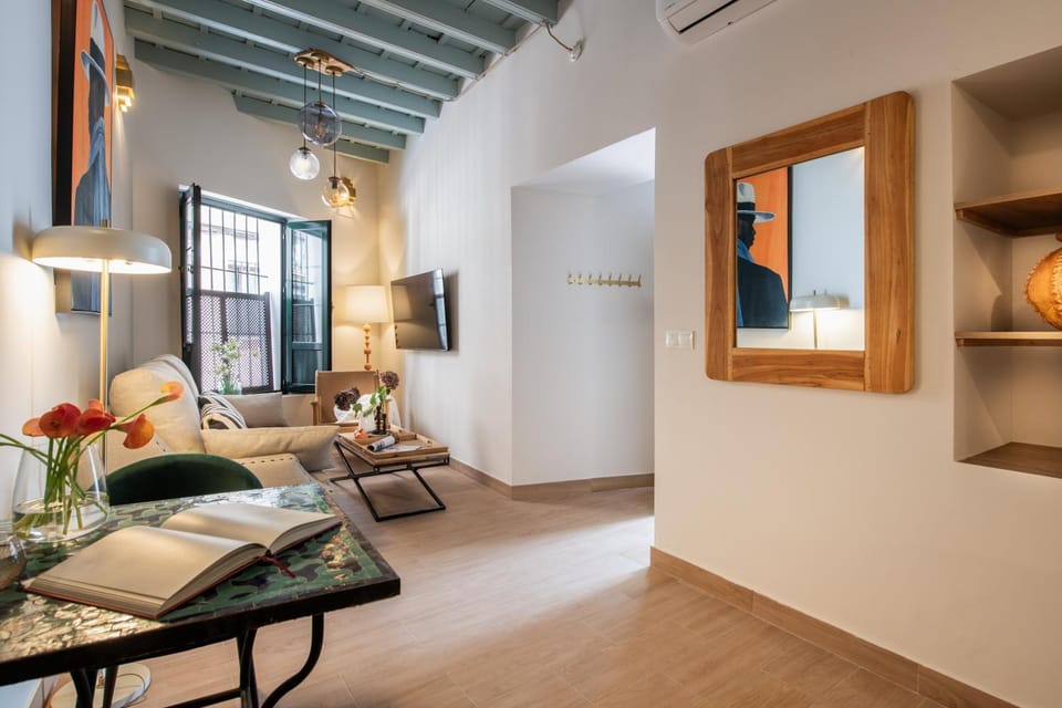 TV and multimedia, Living room, Seating area, air conditioner
