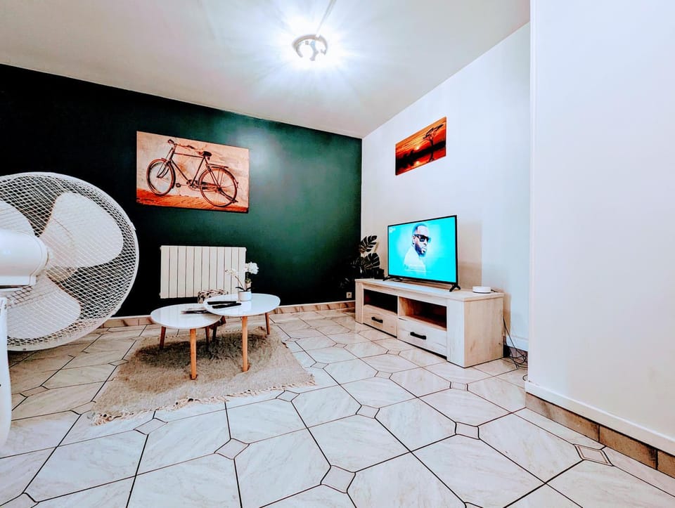 TV and multimedia, Living room, Decorative detail, Seating area