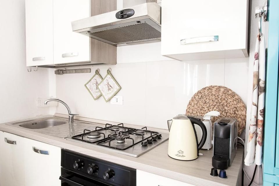 Coffee/tea facilities, Kitchen or kitchenette, stove