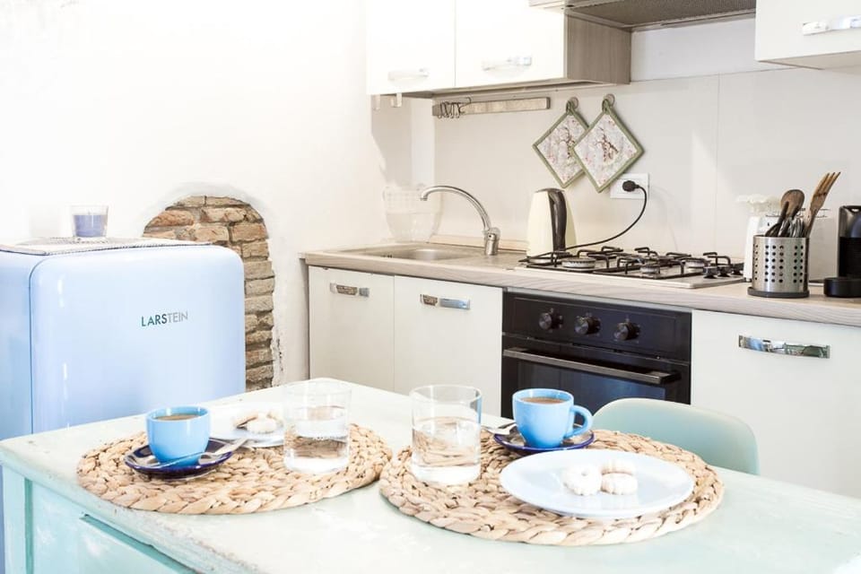 Kitchen or kitchenette, Dining area, minibar, stove